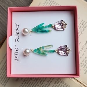 NWT Betsey Johnson Gold Earrings with Tulip Flowers